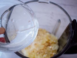 7、紫薯薏米银耳羹,加入纯净水