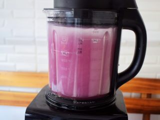 8、紫薯薏米银耳羹,盖上盖子，启动豆浆功能，然后坐等程序结束即可