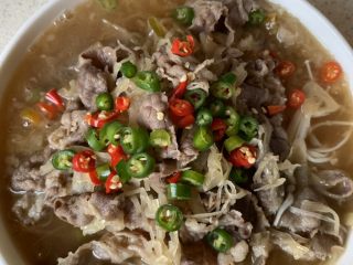 14、酸汤肥牛,碗中放上青红尖椒圈，烧一点热油，浇在辣椒上。滋啦滋啦……这道热气腾腾的酸汤肥牛就做好啦！鲜美无比，爆好吃！