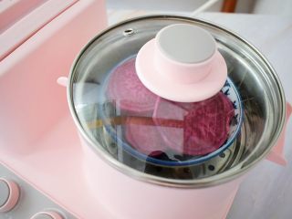 2、紫薯芋泥酸奶盒子,紫薯洗净切片放入蒸锅蒸熟