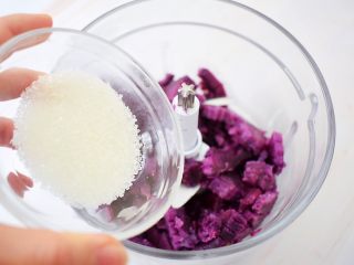 4、紫薯芋泥酸奶盒子,加入15克白糖