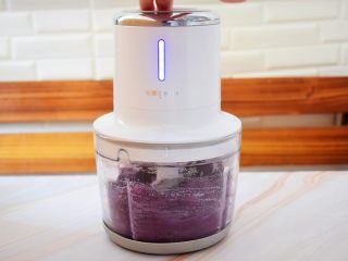 6、紫薯芋泥酸奶盒子,启动料理机打成泥