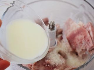 10、紫薯芋泥酸奶盒子,加入20克牛奶