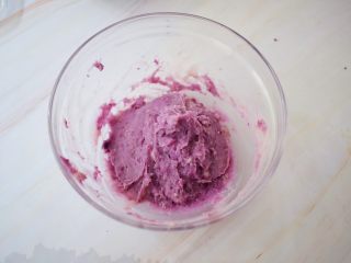 13、紫薯芋泥酸奶盒子,取紫薯60克和芋头90克混合均匀成紫薯芋泥备用