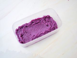 14、紫薯芋泥酸奶盒子,取一个盒子,先在底部铺上一层紫薯泥