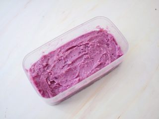 15、紫薯芋泥酸奶盒子,再铺上一层紫薯芋泥