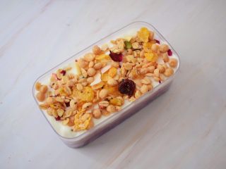 18、紫薯芋泥酸奶盒子,撒上花式燕麦即可