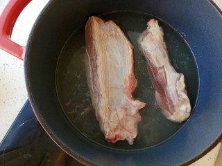 3、清汤牛肉面,入锅焯一下