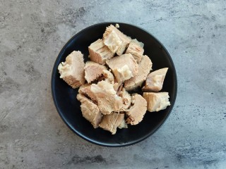 16、清汤牛肉面,捞出的牛肉切成小块