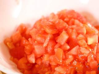 4、茄汁意面,番茄去皮切丁