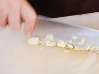 6、茄汁意面,蒜切丁