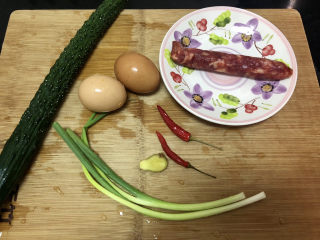 1、香肠炒蛋,食材合照:香肠一根,黄瓜一根,鸡蛋两个,小葱两根,姜一小片,小米辣两个