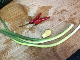 2、香肠炒蛋,小葱择好洗净,小米辣洗净,姜搓洗干净