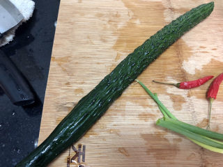 3、香肠炒蛋,黄瓜搓洗干净