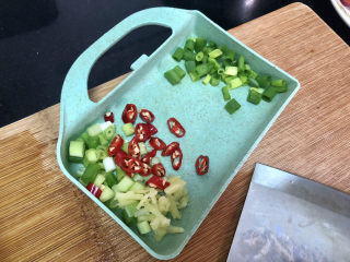 4、香肠炒蛋,改刀:小葱切末,姜切丝,小米辣切小圈