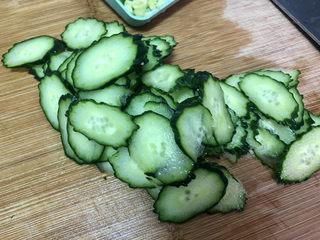 5、香肠炒蛋,黄瓜切薄片