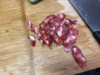 6、香肠炒蛋,香肠切片