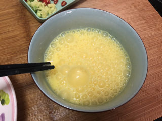 7、香肠炒蛋,鸡蛋打散成均匀蛋液