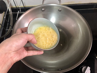 8、香肠炒蛋,热锅,加适量食用油,油温热,下蛋液