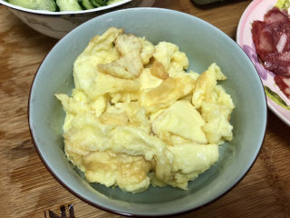 9、香肠炒蛋,炒散盛出