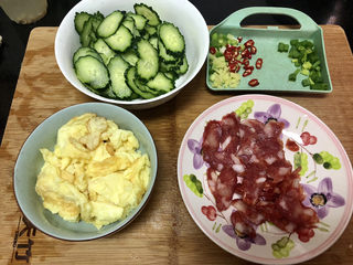 10、香肠炒蛋,全部食材准备好