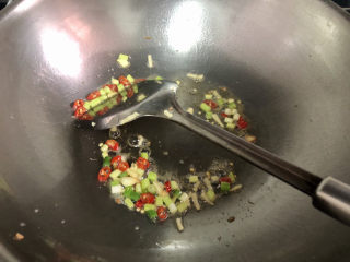 11、香肠炒蛋,热锅底油,加入姜丝葱白小米辣小火煸香