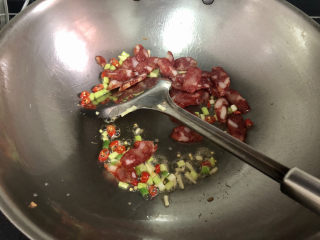 12、香肠炒蛋,加入香肠,中小火煸炒出油