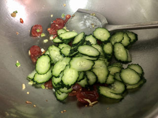 13、香肠炒蛋,加入黄瓜片