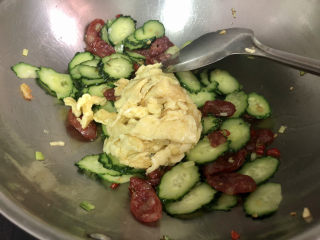 14、香肠炒蛋,加入炒蛋,中火翻炒半分钟