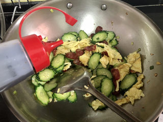 15、香肠炒蛋,调味:一汤匙蚝油翻炒均匀