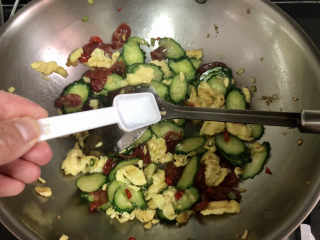 16、香肠炒蛋,根据个人口味添加少许盐,翻炒均匀