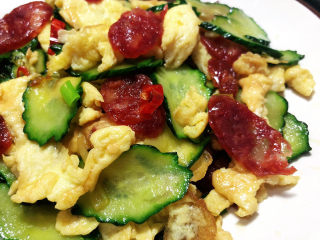 20、香肠炒蛋,这道快手小炒,做法简单,食材普通,咸鲜味美,很适合上班族食用,喜欢的小伙伴们快来试试看吧????