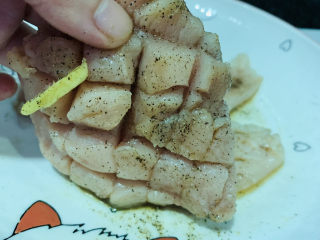 6、照烧鸡胸肉,用手“按摩”均匀；