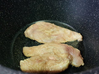 13、照烧鸡胸肉,锅里加2勺食用油，烧热，加入腌制好的鸡胸肉，有十字纹的面向下；