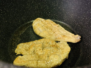 14、照烧鸡胸肉,中火煎一面黄；