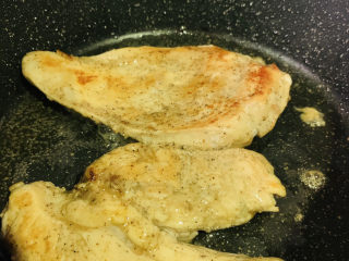 15、照烧鸡胸肉,翻另一面煎；