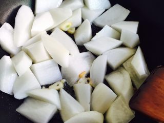 8、红烧白萝卜,大火翻炒2、3分钟