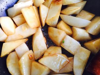 11、红烧白萝卜,翻炒均匀至上色