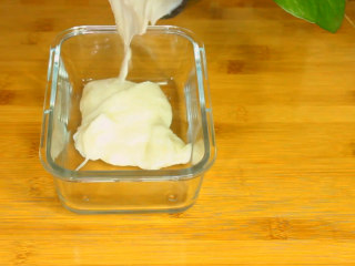 6、脆皮炸鲜奶,浓稠后倒入容器