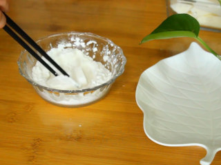 9、脆皮炸鲜奶,依次裹上 淀粉