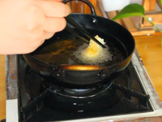 12、脆皮炸鲜奶,油七成热下锅