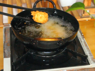 13、脆皮炸鲜奶,炸至金黄捞出