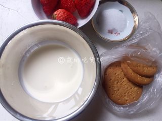 1、草莓木糠杯,食材。