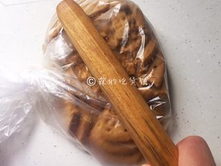 2、草莓木糠杯,消化饼干放入保鲜袋里，用擀面杖敲碎。