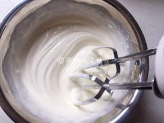 4、草莓木糠杯,打发至有纹路就可以了。