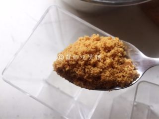 5、草莓木糠杯,然后先舀一勺饼干碎到容器中。