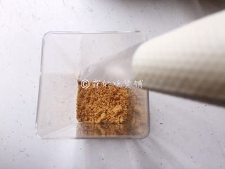 6、草莓木糠杯,淡奶油装入裱花袋，前面减一个小口，挤在饼干碎上。