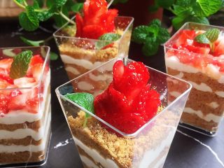 9、草莓木糠杯,放在最上面。