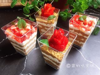 11、草莓木糠杯,完成。