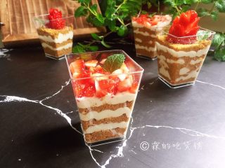 12、草莓木糠杯,完成。